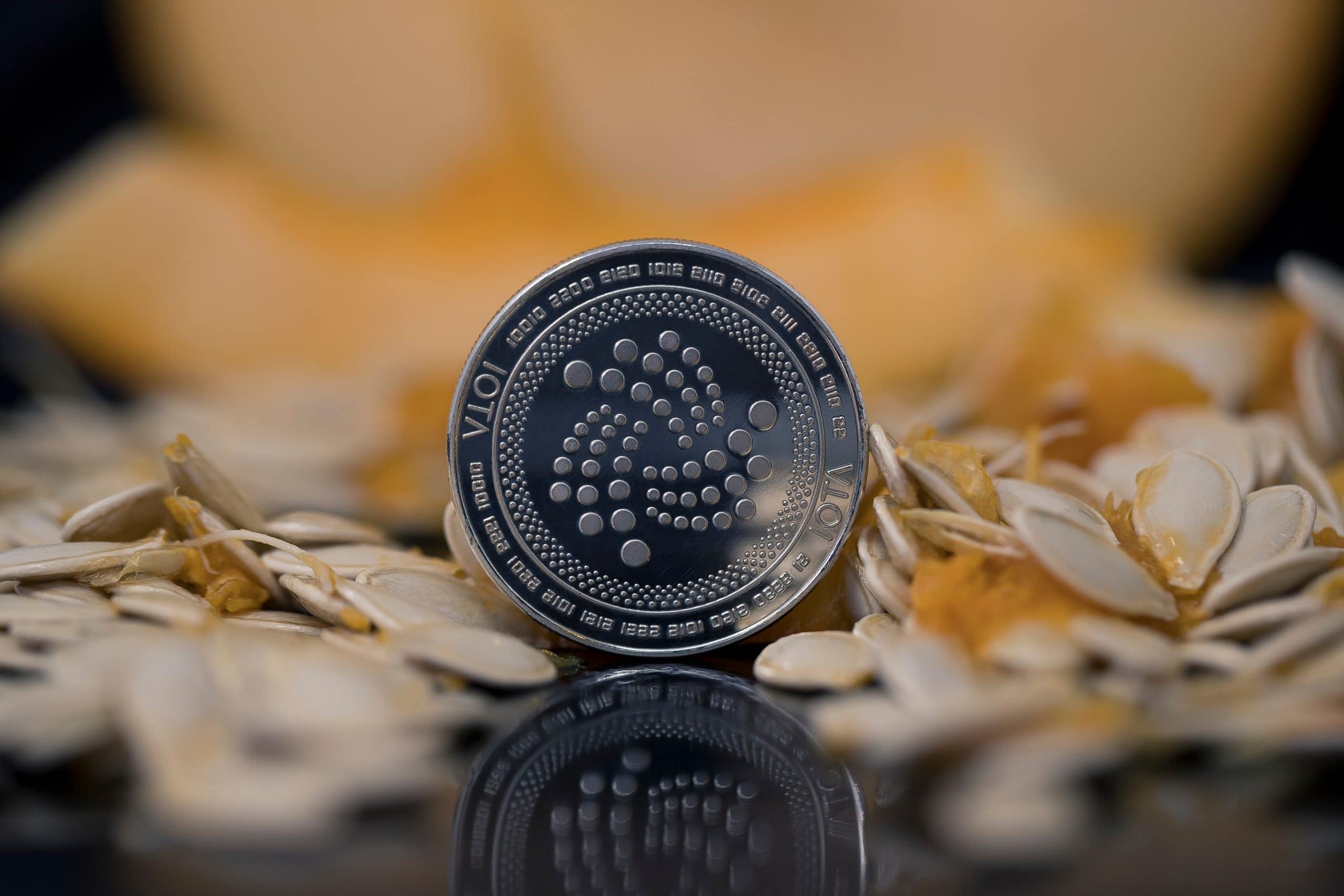 IOTA-Münze steht auf Tisch