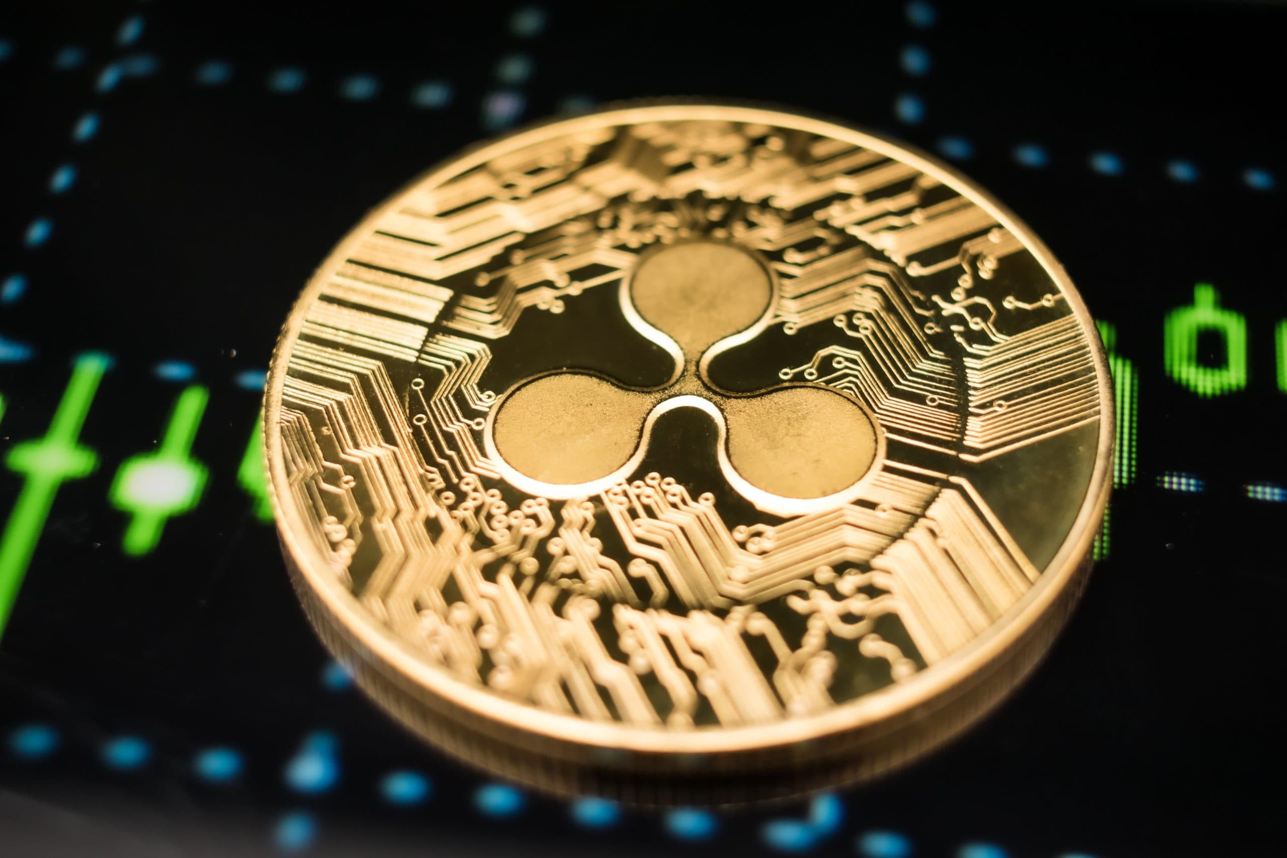 Eine XRP-Münze liegt auf einem Chart